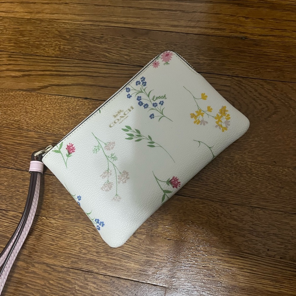 Coach Wristlet: Wildflower 🩷 - Picture 2 of 6